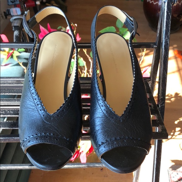 Shoes. - Picture 1 of 5